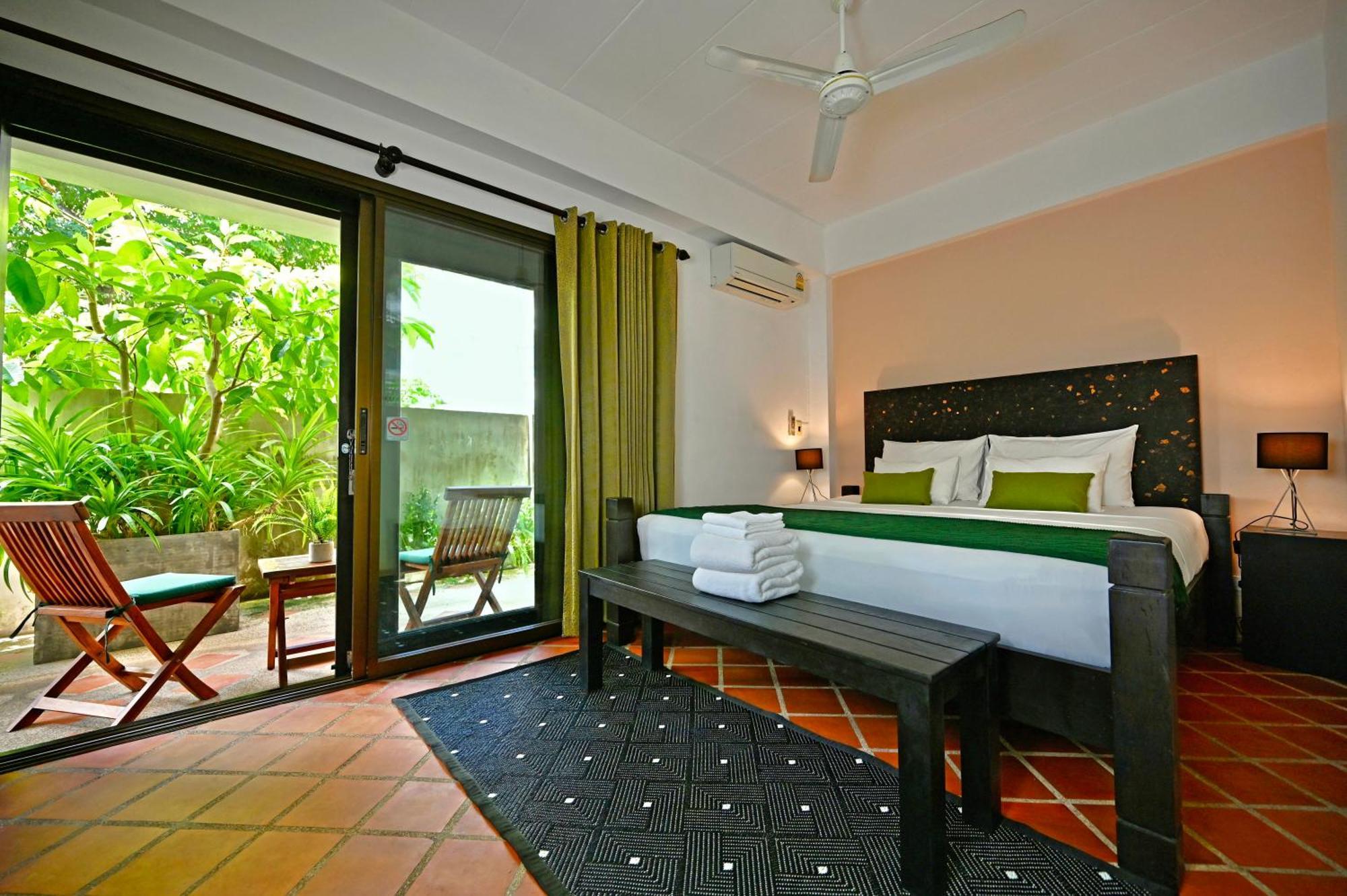 Papacrab Boutique Guesthouse Kamala Beach Exteriör bild